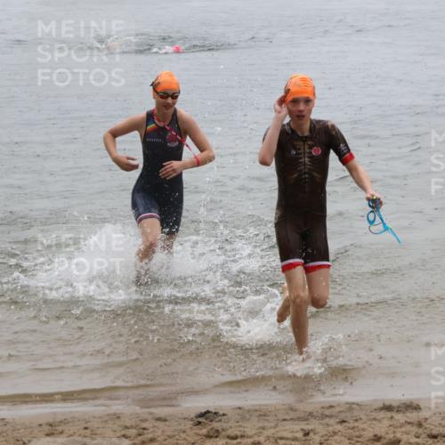 21.06.2025 - 27. Vierlanden-Triathlon Lena Gebhardt http://msf.ph/oto/8044228 15.06.2025 14:39:09 Schwimmen 1335, 1345, 1349 meine-sportfotos.de