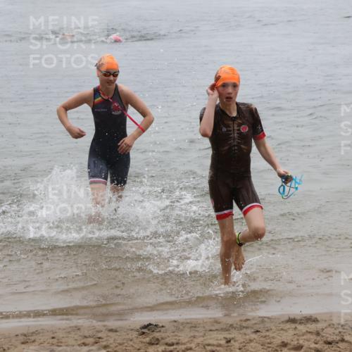 21.06.2025 - 27. Vierlanden-Triathlon Lena Gebhardt http://msf.ph/oto/8044232 15.06.2025 14:39:10 Schwimmen 1335, 1345, 1349 meine-sportfotos.de