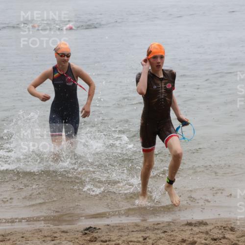 21.06.2025 - 27. Vierlanden-Triathlon Lena Gebhardt http://msf.ph/oto/8044235 15.06.2025 14:39:10 Schwimmen 1335, 1345, 1349 meine-sportfotos.de
