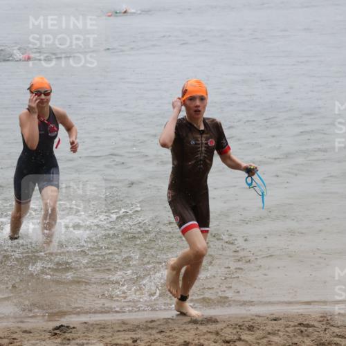 21.06.2025 - 27. Vierlanden-Triathlon Lena Gebhardt http://msf.ph/oto/8044240 15.06.2025 14:39:10 Schwimmen 1335, 1345, 1349 meine-sportfotos.de