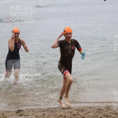 21.06.2025 - 27. Vierlanden-Triathlon Lena Gebhardt http://msf.ph/oto/8044243 15.06.2025 14:39:10 Schwimmen 1335, 1345, 1349 meine-sportfotos.de