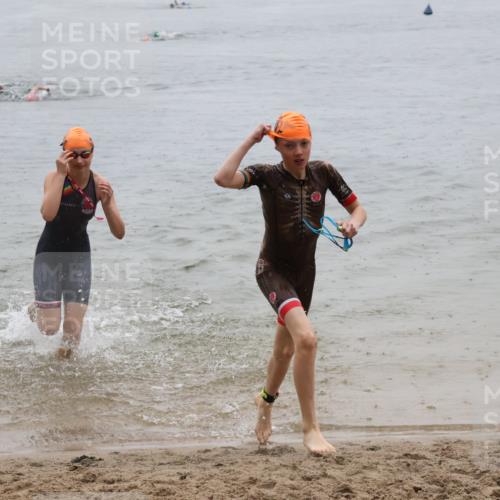 21.06.2025 - 27. Vierlanden-Triathlon Lena Gebhardt http://msf.ph/oto/8044247 15.06.2025 14:39:10 Schwimmen 1335, 1345, 1349 meine-sportfotos.de