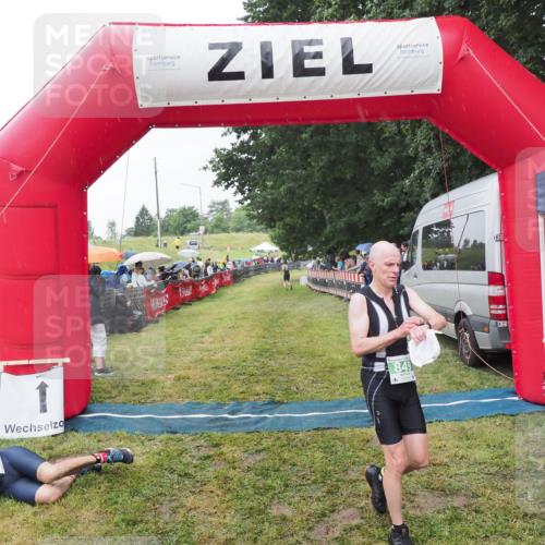 21.06.2025 - 27. Vierlanden-Triathlon MichiJ http://msf.ph/oto/8044248 15.06.2026 13:45:19 Ziel 849, 881, 930 meine-sportfotos.de
