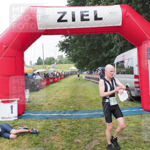 21.06.2025 - 27. Vierlanden-Triathlon MichiJ http://msf.ph/oto/8044250 15.06.2026 13:45:20 Ziel 849, 930 meine-sportfotos.de