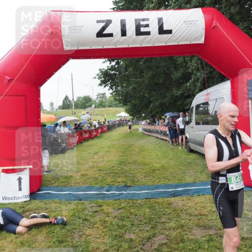 21.06.2025 - 27. Vierlanden-Triathlon MichiJ http://msf.ph/oto/8044253 15.06.2026 13:45:20 Ziel 849, 930 meine-sportfotos.de