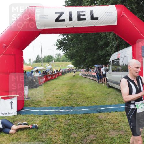 21.06.2025 - 27. Vierlanden-Triathlon MichiJ http://msf.ph/oto/8044255 15.06.2026 13:45:20 Ziel 849, 930 meine-sportfotos.de