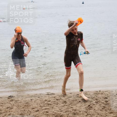 21.06.2025 - 27. Vierlanden-Triathlon Lena Gebhardt http://msf.ph/oto/8044256 15.06.2025 14:39:10 Schwimmen 1335, 1345, 1349 meine-sportfotos.de