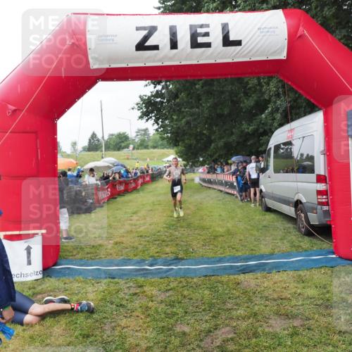 21.06.2025 - 27. Vierlanden-Triathlon MichiJ http://msf.ph/oto/8044260 15.06.2026 13:45:27 Ziel 1127 meine-sportfotos.de