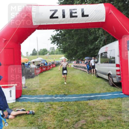21.06.2025 - 27. Vierlanden-Triathlon MichiJ http://msf.ph/oto/8044264 15.06.2026 13:45:28 Ziel 1127 meine-sportfotos.de