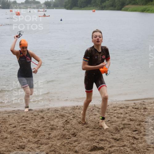21.06.2025 - 27. Vierlanden-Triathlon Lena Gebhardt http://msf.ph/oto/8044267 15.06.2025 14:39:11 Schwimmen 1335, 1345, 1349 meine-sportfotos.de