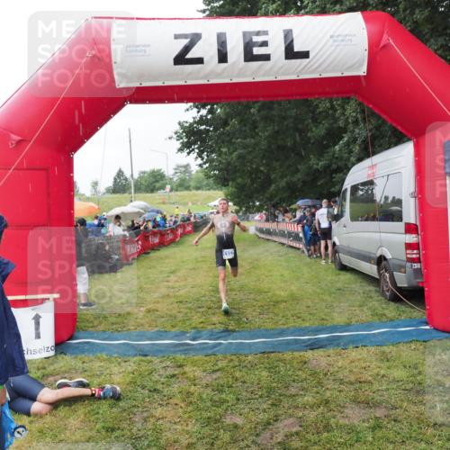21.06.2025 - 27. Vierlanden-Triathlon MichiJ http://msf.ph/oto/8044268 15.06.2026 13:45:28 Ziel 1127 meine-sportfotos.de