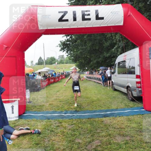 21.06.2025 - 27. Vierlanden-Triathlon MichiJ http://msf.ph/oto/8044270 15.06.2026 13:45:28 Ziel 1127 meine-sportfotos.de