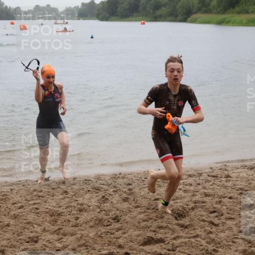 21.06.2025 - 27. Vierlanden-Triathlon Lena Gebhardt http://msf.ph/oto/8044271 15.06.2025 14:39:11 Schwimmen 1335, 1345, 1349 meine-sportfotos.de