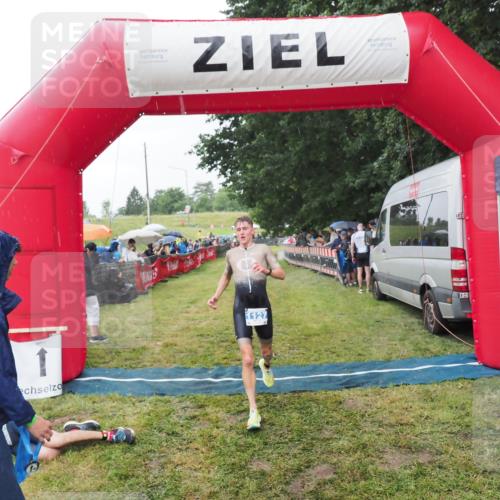 21.06.2025 - 27. Vierlanden-Triathlon MichiJ http://msf.ph/oto/8044278 15.06.2026 13:45:28 Ziel 1127 meine-sportfotos.de