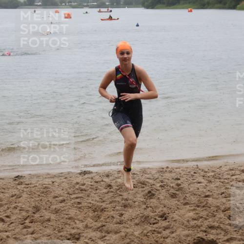 21.06.2025 - 27. Vierlanden-Triathlon Lena Gebhardt http://msf.ph/oto/8044279 15.06.2025 14:39:11 Schwimmen 1335, 1345, 1349 meine-sportfotos.de