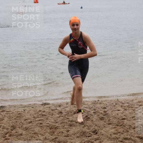 21.06.2025 - 27. Vierlanden-Triathlon Lena Gebhardt http://msf.ph/oto/8044283 15.06.2025 14:39:12 Schwimmen 1335, 1345, 1349 meine-sportfotos.de