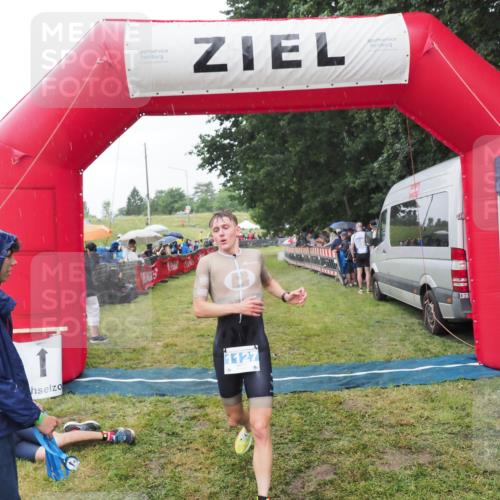 21.06.2025 - 27. Vierlanden-Triathlon MichiJ http://msf.ph/oto/8044284 15.06.2026 13:45:29 Ziel 1127 meine-sportfotos.de