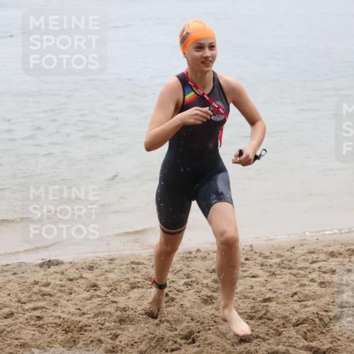21.06.2025 - 27. Vierlanden-Triathlon Lena Gebhardt http://msf.ph/oto/8044287 15.06.2025 14:39:12 Schwimmen 1335, 1345, 1349 meine-sportfotos.de