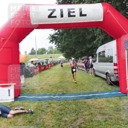 21.06.2025 - 27. Vierlanden-Triathlon MichiJ http://msf.ph/oto/8044288 15.06.2026 13:45:38 Ziel 830 meine-sportfotos.de