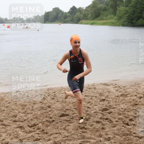 21.06.2025 - 27. Vierlanden-Triathlon Lena Gebhardt http://msf.ph/oto/8044299 15.06.2025 14:39:12 Schwimmen 1335, 1345, 1349 meine-sportfotos.de