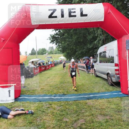 21.06.2025 - 27. Vierlanden-Triathlon MichiJ http://msf.ph/oto/8044302 15.06.2026 13:45:39 Ziel 830 meine-sportfotos.de