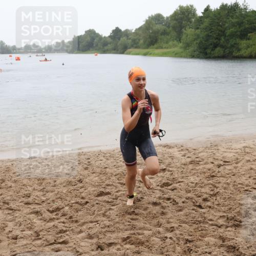 21.06.2025 - 27. Vierlanden-Triathlon Lena Gebhardt http://msf.ph/oto/8044303 15.06.2025 14:39:12 Schwimmen 1335, 1345, 1349 meine-sportfotos.de