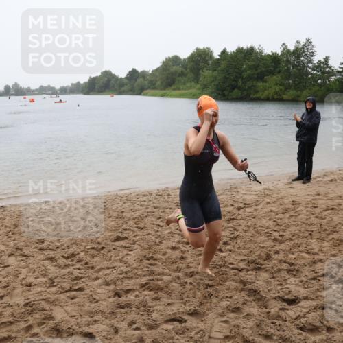 21.06.2025 - 27. Vierlanden-Triathlon Lena Gebhardt http://msf.ph/oto/8044315 15.06.2025 14:39:13 Schwimmen 1335, 1345, 1349 meine-sportfotos.de