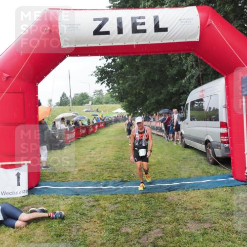 21.06.2025 - 27. Vierlanden-Triathlon MichiJ http://msf.ph/oto/8044317 15.06.2026 13:45:40 Ziel 830 meine-sportfotos.de