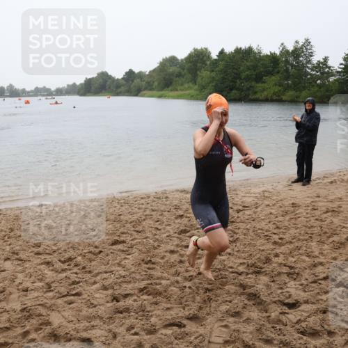 21.06.2025 - 27. Vierlanden-Triathlon Lena Gebhardt http://msf.ph/oto/8044318 15.06.2025 14:39:13 Schwimmen 1335, 1345, 1349 meine-sportfotos.de