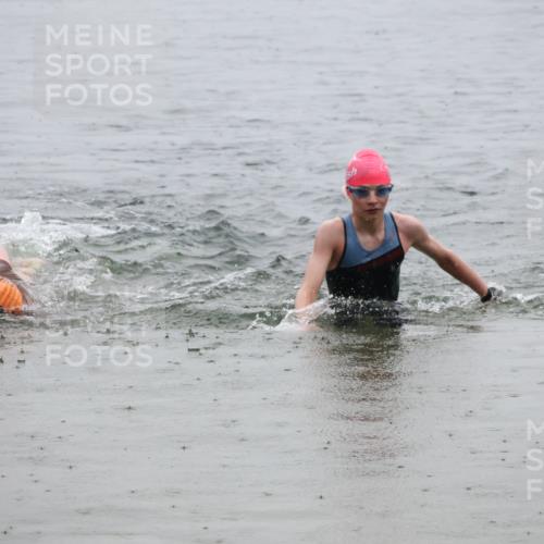 21.06.2025 - 27. Vierlanden-Triathlon Lena Gebhardt http://msf.ph/oto/8044322 15.06.2025 14:39:29 Schwimmen 1333, 1339 meine-sportfotos.de