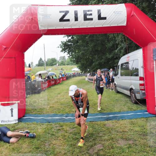 21.06.2025 - 27. Vierlanden-Triathlon MichiJ http://msf.ph/oto/8044323 15.06.2026 13:45:41 Ziel 830 meine-sportfotos.de