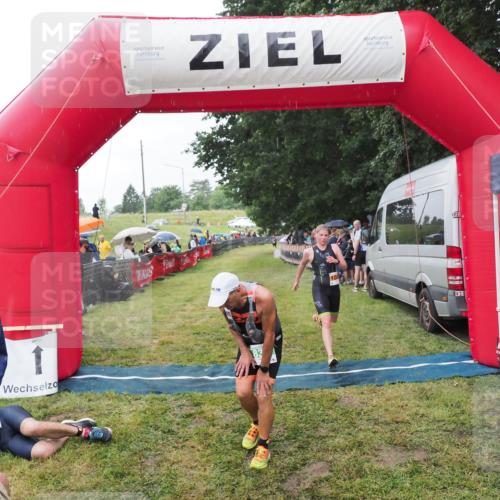 21.06.2025 - 27. Vierlanden-Triathlon MichiJ http://msf.ph/oto/8044326 15.06.2026 13:45:41 Ziel 830 meine-sportfotos.de
