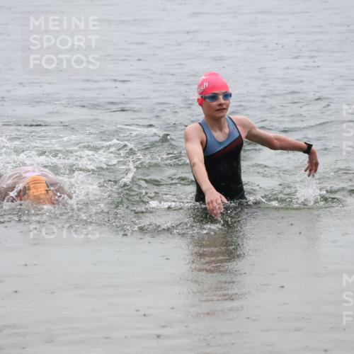 21.06.2025 - 27. Vierlanden-Triathlon Lena Gebhardt http://msf.ph/oto/8044329 15.06.2025 14:39:30 Schwimmen 1333, 1339 meine-sportfotos.de