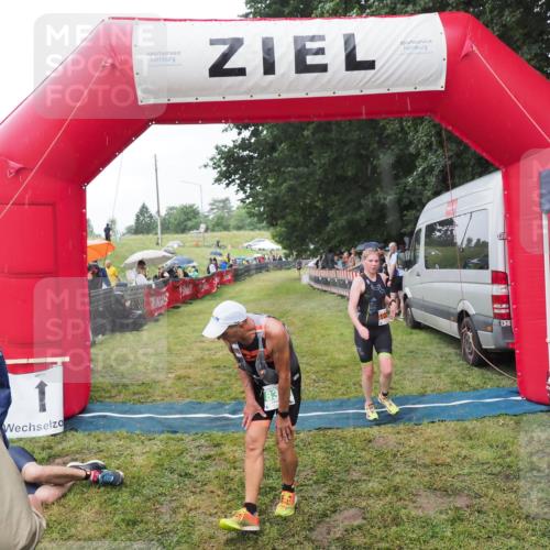 21.06.2025 - 27. Vierlanden-Triathlon MichiJ http://msf.ph/oto/8044330 15.06.2026 13:45:42 Ziel 830 meine-sportfotos.de
