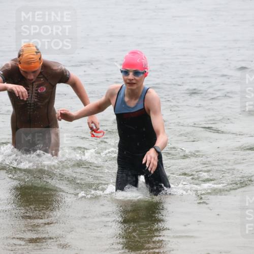 21.06.2025 - 27. Vierlanden-Triathlon Lena Gebhardt http://msf.ph/oto/8044336 15.06.2025 14:39:33 Schwimmen 1333, 1339 meine-sportfotos.de