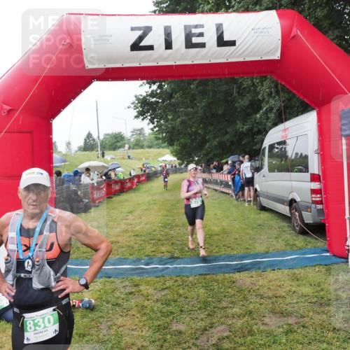 21.06.2025 - 27. Vierlanden-Triathlon MichiJ http://msf.ph/oto/8044339 15.06.2026 13:45:52 Ziel 876 meine-sportfotos.de