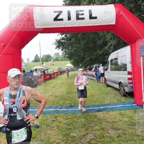 21.06.2025 - 27. Vierlanden-Triathlon MichiJ http://msf.ph/oto/8044344 15.06.2026 13:45:52 Ziel 876 meine-sportfotos.de
