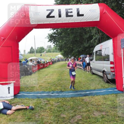 21.06.2025 - 27. Vierlanden-Triathlon MichiJ http://msf.ph/oto/8044357 15.06.2026 13:45:58 Ziel 833, 876 meine-sportfotos.de