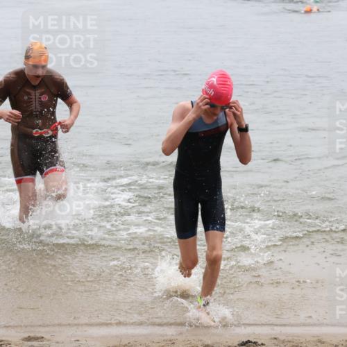 21.06.2025 - 27. Vierlanden-Triathlon Lena Gebhardt http://msf.ph/oto/8044358 15.06.2025 14:39:35 Schwimmen 1333, 1339 meine-sportfotos.de