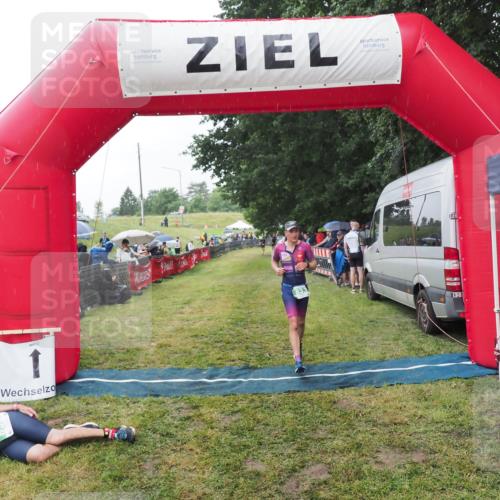 21.06.2025 - 27. Vierlanden-Triathlon MichiJ http://msf.ph/oto/8044360 15.06.2026 13:45:58 Ziel 833, 876 meine-sportfotos.de