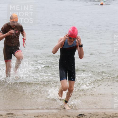 21.06.2025 - 27. Vierlanden-Triathlon Lena Gebhardt http://msf.ph/oto/8044361 15.06.2025 14:39:36 Schwimmen 1333, 1339 meine-sportfotos.de