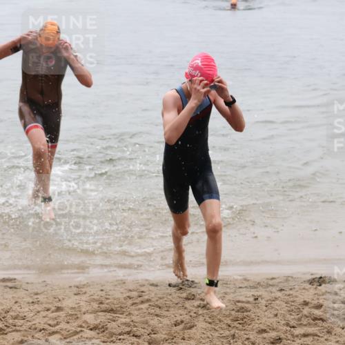 21.06.2025 - 27. Vierlanden-Triathlon Lena Gebhardt http://msf.ph/oto/8044365 15.06.2025 14:39:36 Schwimmen 1333, 1339 meine-sportfotos.de