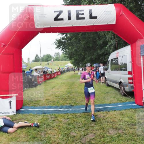 21.06.2025 - 27. Vierlanden-Triathlon MichiJ http://msf.ph/oto/8044368 15.06.2026 13:45:59 Ziel 833, 876 meine-sportfotos.de
