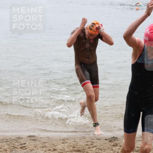 21.06.2025 - 27. Vierlanden-Triathlon Lena Gebhardt http://msf.ph/oto/8044373 15.06.2025 14:39:37 Schwimmen 1333, 1339 meine-sportfotos.de