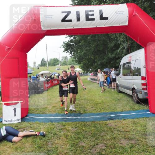 21.06.2025 - 27. Vierlanden-Triathlon MichiJ http://msf.ph/oto/8044384 15.06.2026 13:46:09 Ziel 237, 242 meine-sportfotos.de