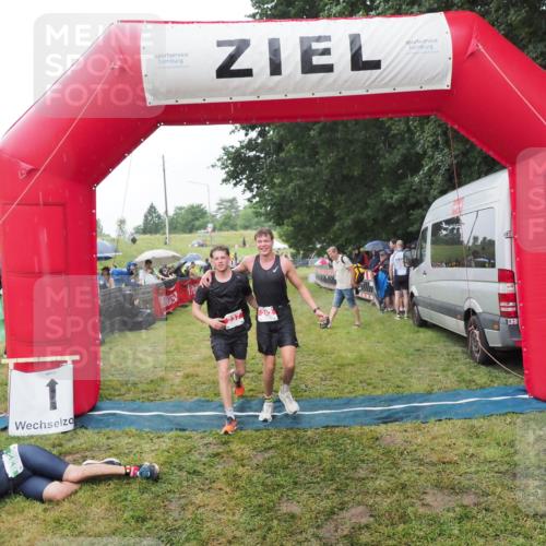 21.06.2025 - 27. Vierlanden-Triathlon MichiJ http://msf.ph/oto/8044390 15.06.2026 13:46:09 Ziel 237, 242 meine-sportfotos.de