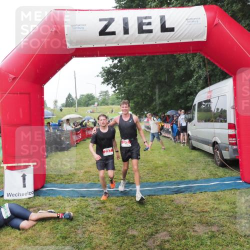 21.06.2025 - 27. Vierlanden-Triathlon MichiJ http://msf.ph/oto/8044393 15.06.2026 13:46:10 Ziel 237, 242 meine-sportfotos.de