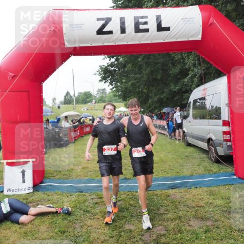 21.06.2025 - 27. Vierlanden-Triathlon MichiJ http://msf.ph/oto/8044401 15.06.2026 13:46:10 Ziel 237, 242 meine-sportfotos.de