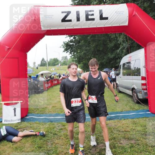 21.06.2025 - 27. Vierlanden-Triathlon MichiJ http://msf.ph/oto/8044408 15.06.2026 13:46:10 Ziel 237, 242 meine-sportfotos.de