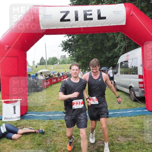 21.06.2025 - 27. Vierlanden-Triathlon MichiJ http://msf.ph/oto/8044409 15.06.2026 13:46:11 Ziel 237, 242 meine-sportfotos.de